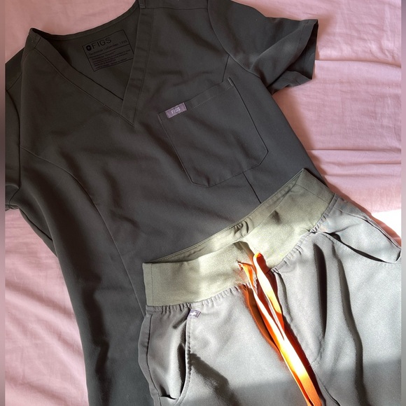 **SOLD FIGS Moss Scrub Set - Picture 7 of 7